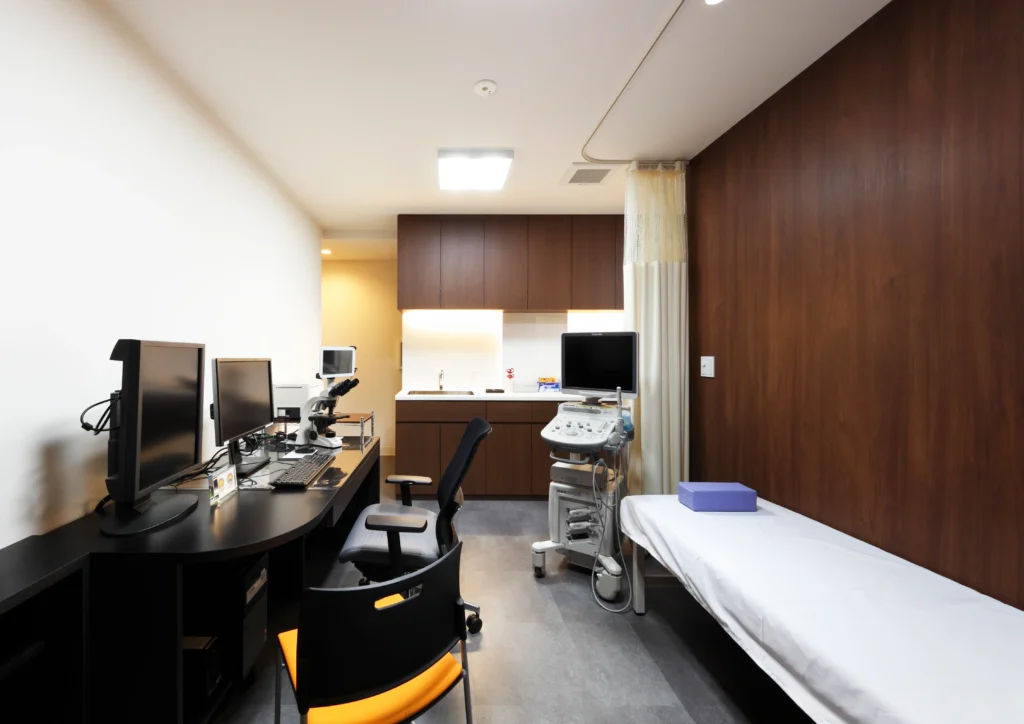 やすだ泌尿器科クリニックの診察室画像